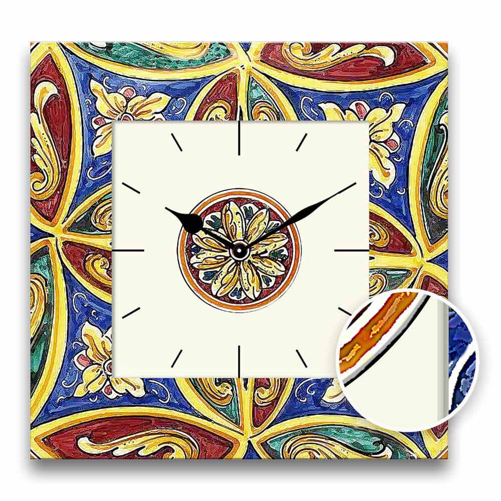 zoom su un dettaglio a rilievo di un orologio da parete con lo stile di una maiolica siciliana antica