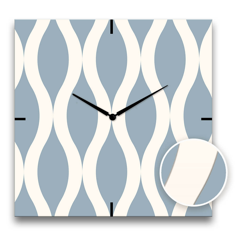 dettaglio a rilievo di un orologio da parete con linee moderne colore azzurro