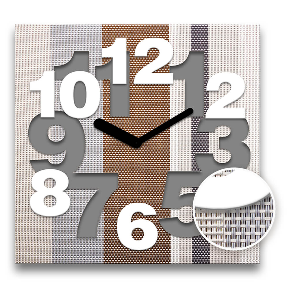 dettaglio a rilievo di un orologio da parete quadrato con numeri grandi