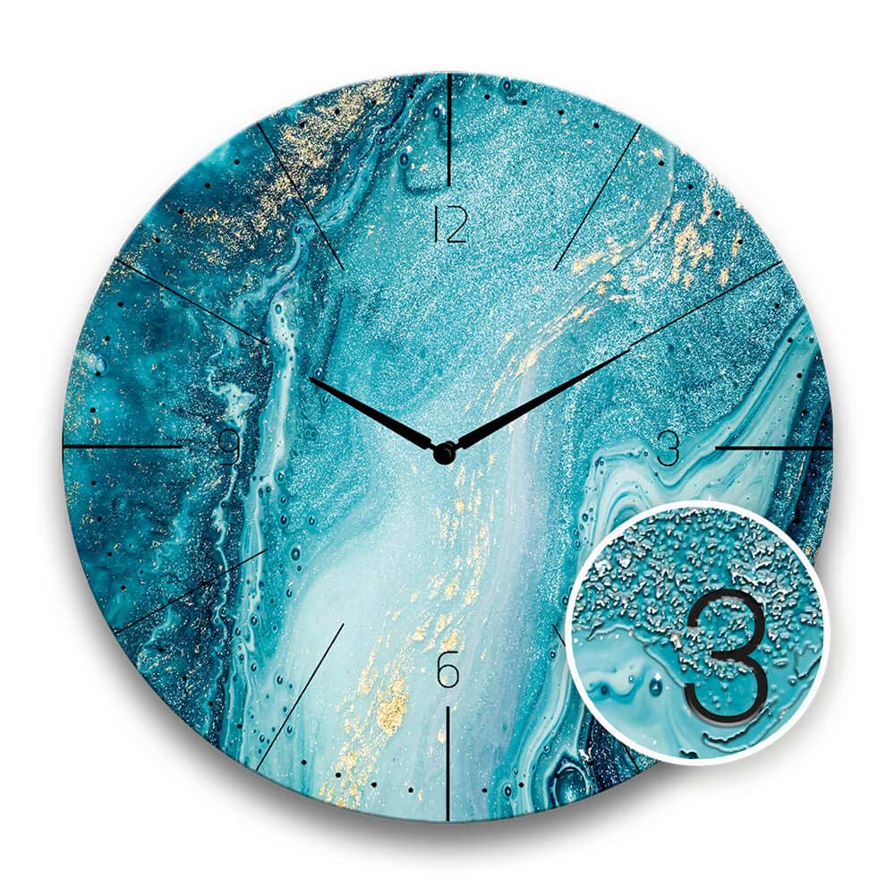 zoom su un dettaglio a rilievo di un orologio rotondo da parete in stile fluid art blu e oro