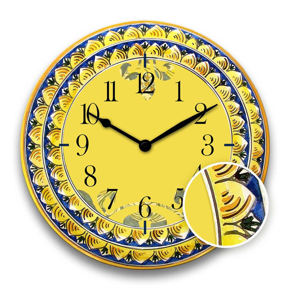 zoom su dettaglio a rilievo di un orologio da parete tondo con maiolica siciliana blu e giallo