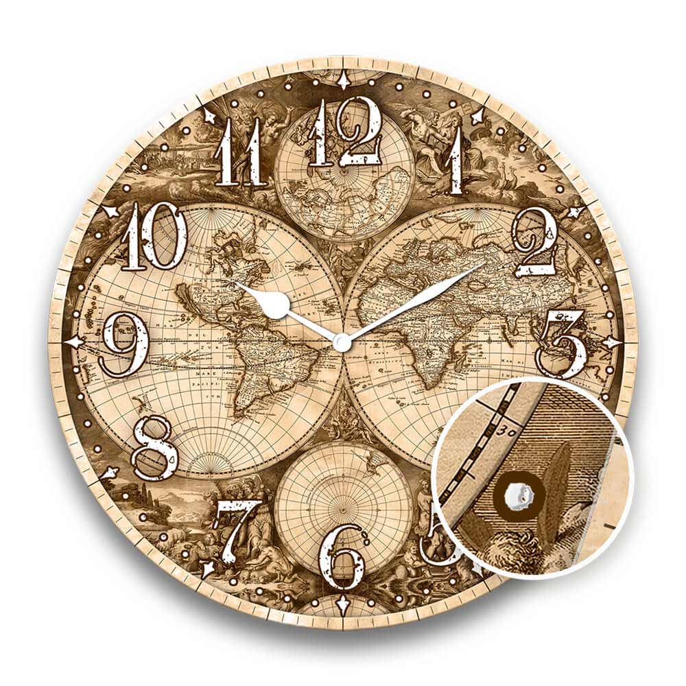 zoom su dettaglio di un orologio con una mappa del mondo antica