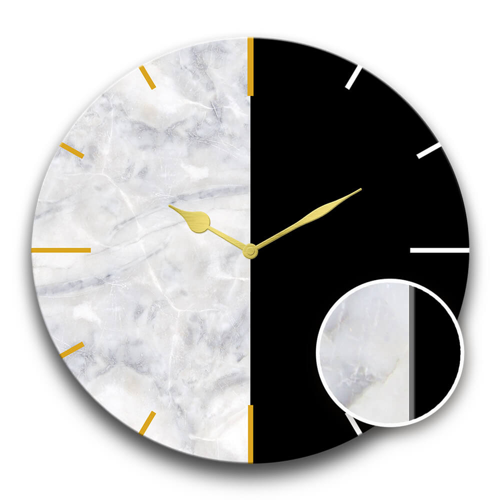 zoom su un dettaglio a rilievo di un orologio rotondo da parete effetto marmo