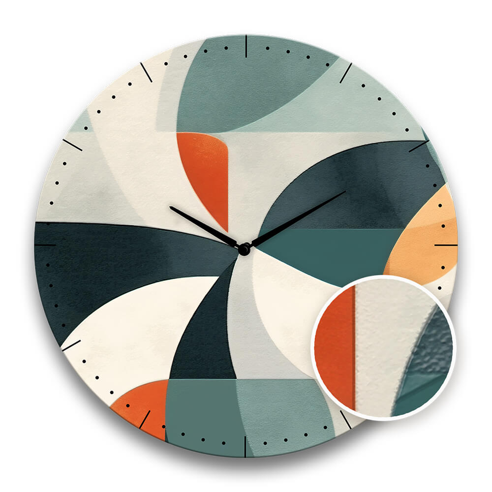 zoom su un dettaglio a rilievo di un orologio rotondo da parete minimalista