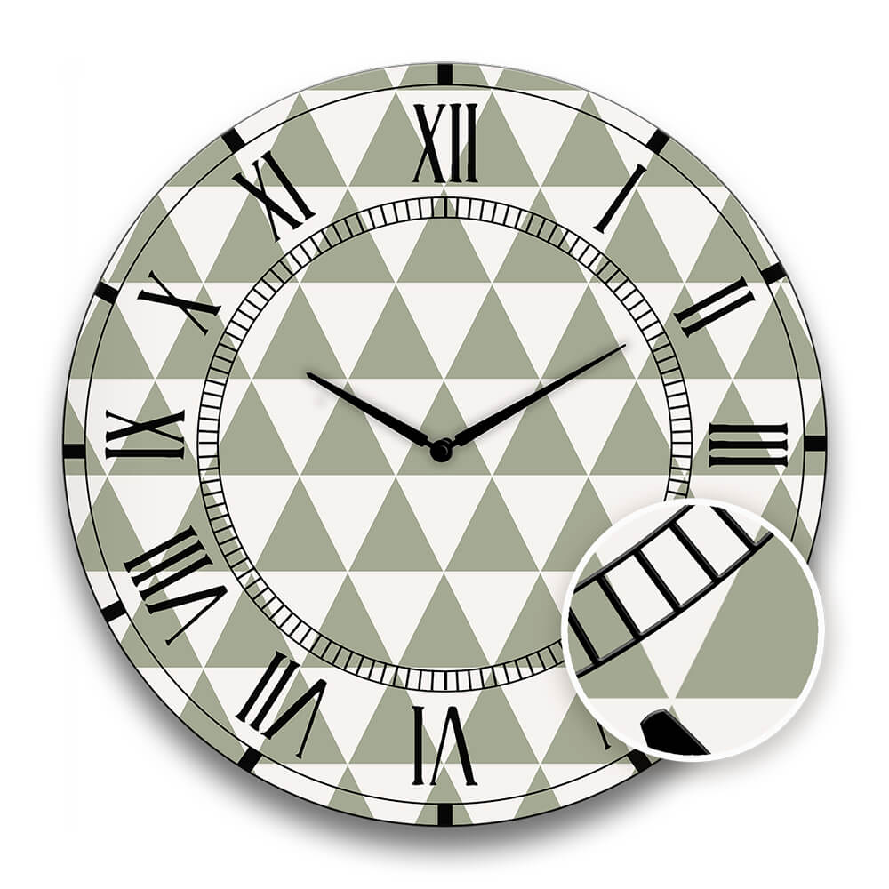 zoom su un dettaglio a rilievo di un orologio rotondo da parete con forme geoemtriche verdi