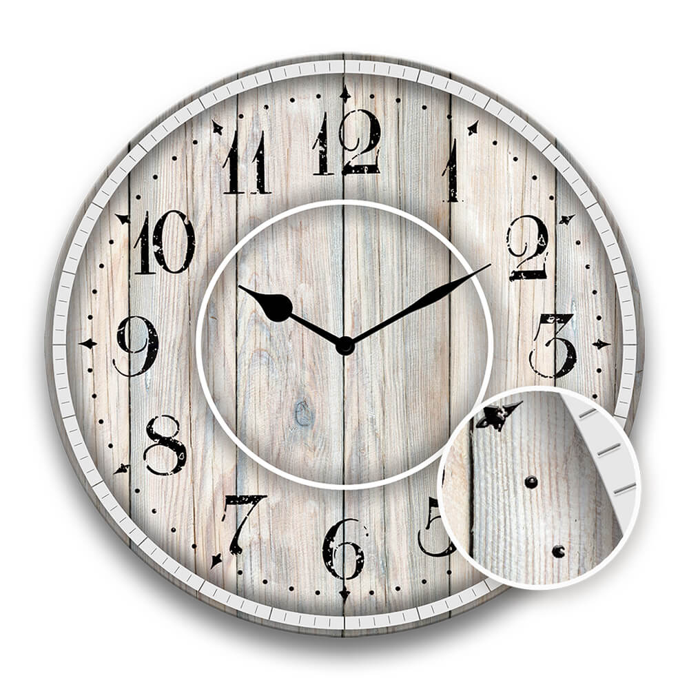 zoom su un dettaglio a rilievo di un orologio rotondo con stile rustico effetto legno 