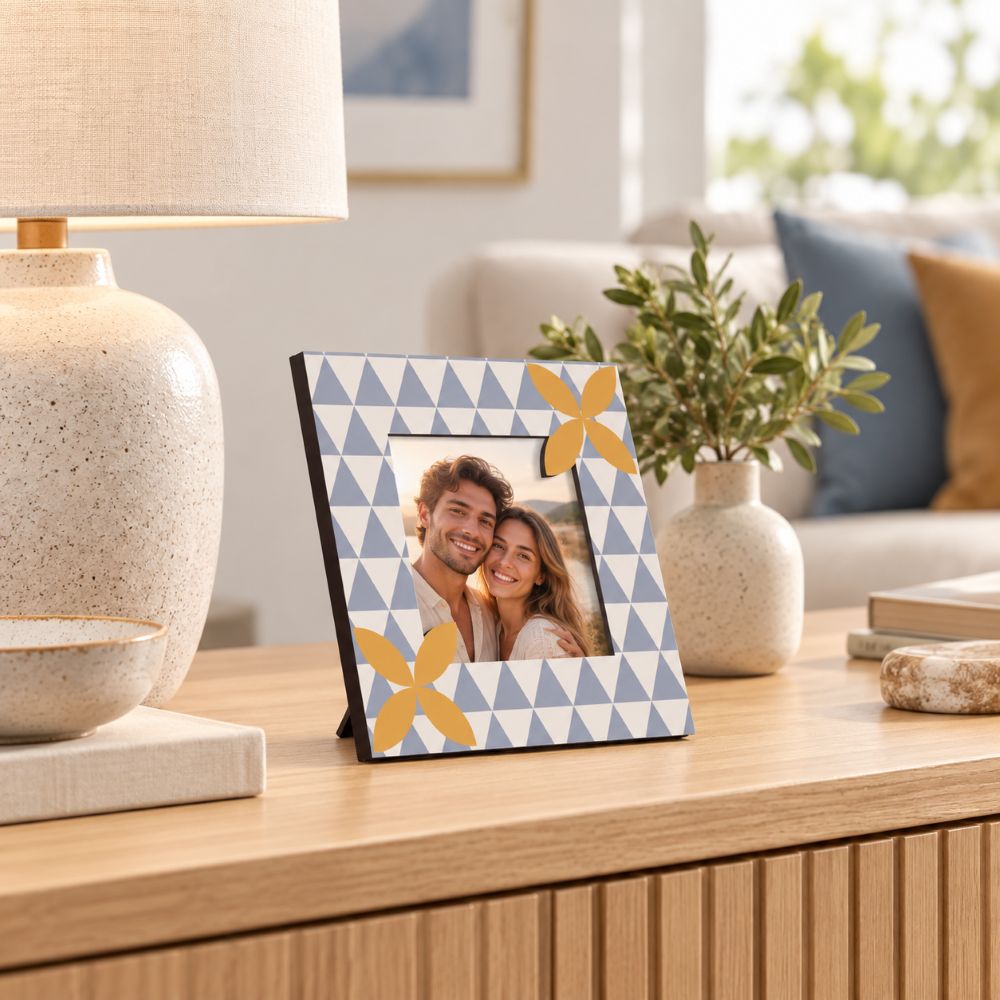 Portafoto con decoro geometrico 15×15 cm con foto di coppia, ambientato su una madia in legno in un soggiorno luminoso