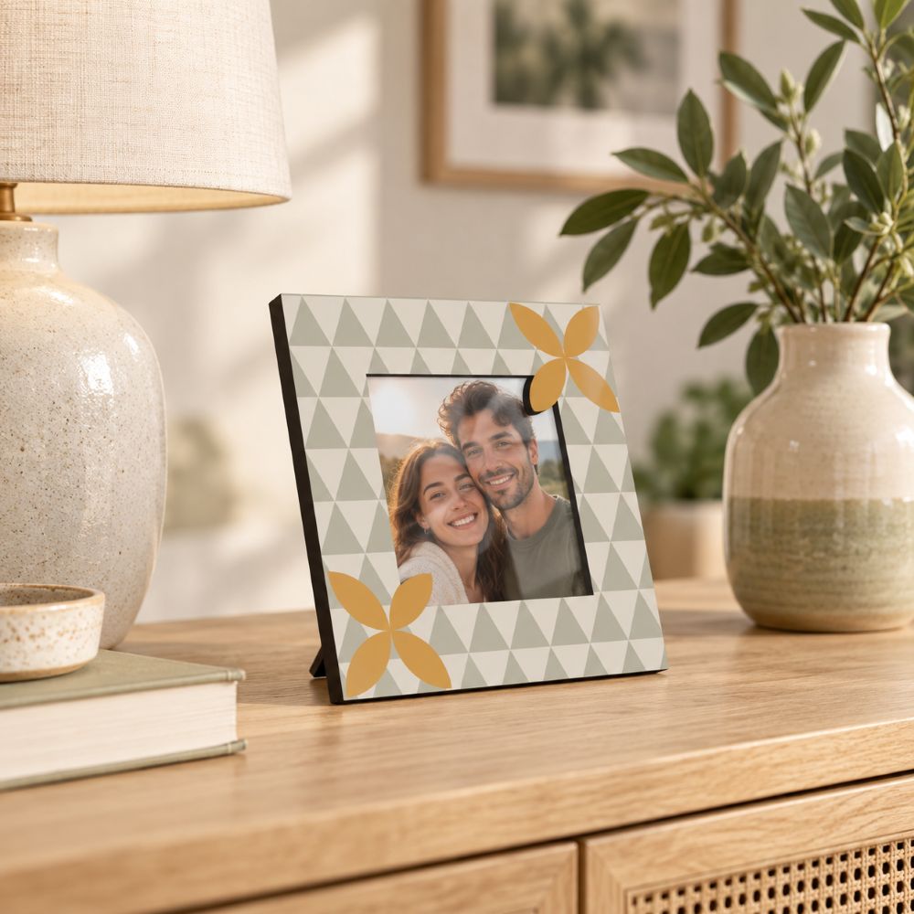 Portafoto con decoro geometrico moderno Verde 15×15 cm con foto di coppia, ambientato su una madia in legno dai toni naturali