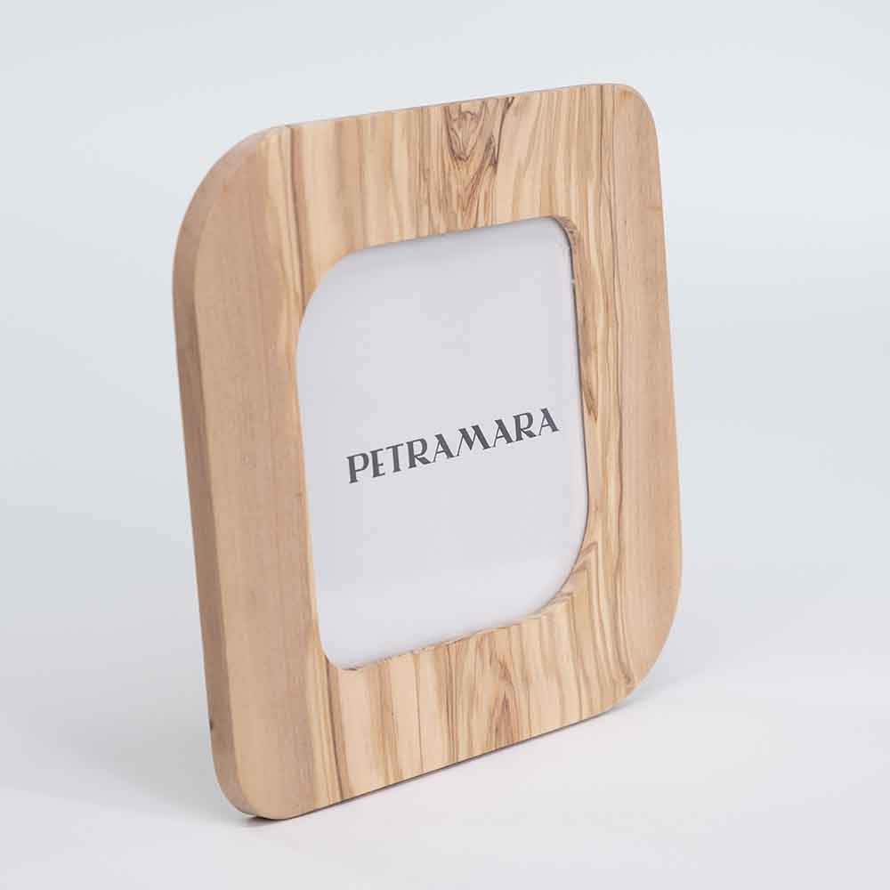 Vista laterale del portafoto grande in legno d'ulivo, evidenziando lo spessore e la lavorazione del legno.