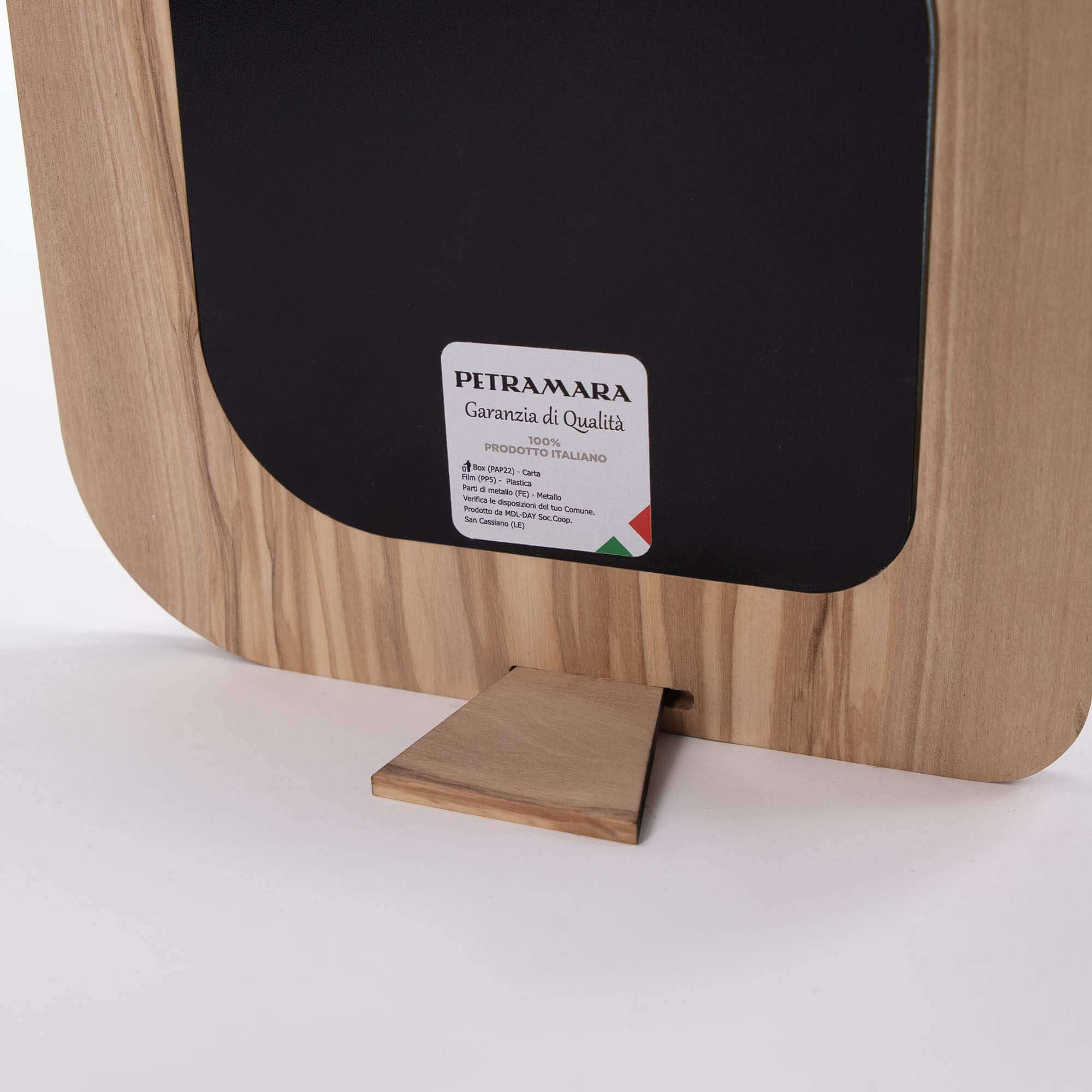 Portafoto grande in legno d'ulivo con piedino inserito, per un appoggio stabile su superfici piane.