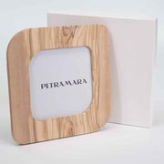 Scatola del portafoto grande in legno d'ulivo, mostrata in posizione verticale.