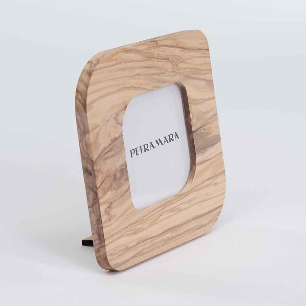 Vista laterale del portafoto medio in legno d'ulivo, con focus sul profilo della struttura.