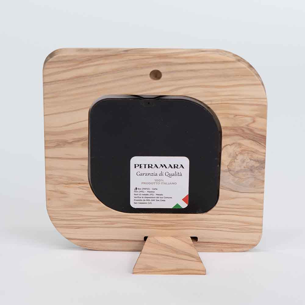 Retro del portafoto medio in legno d'ulivo, con supporto pieghevole per un facile posizionamento.