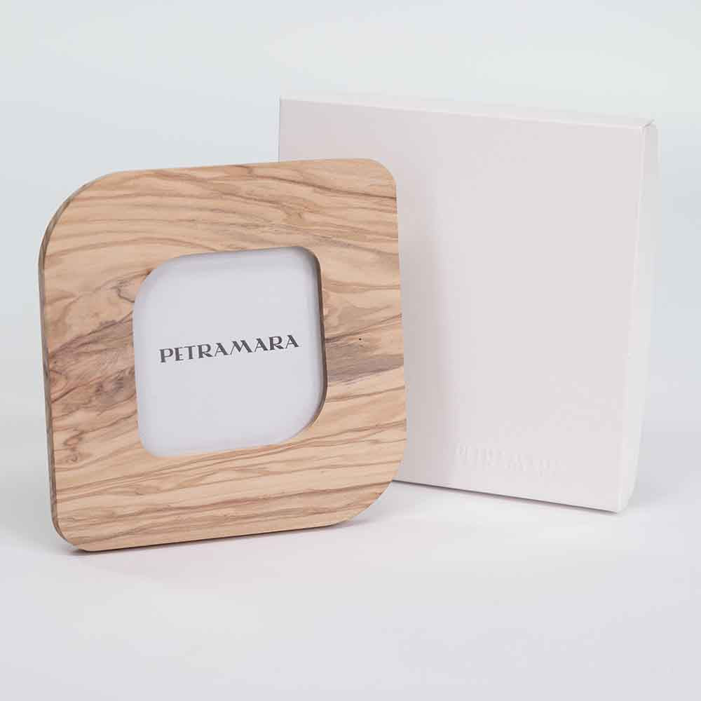 Scatola del portafoto medio in legno d'ulivo, mostrata in posizione verticale.