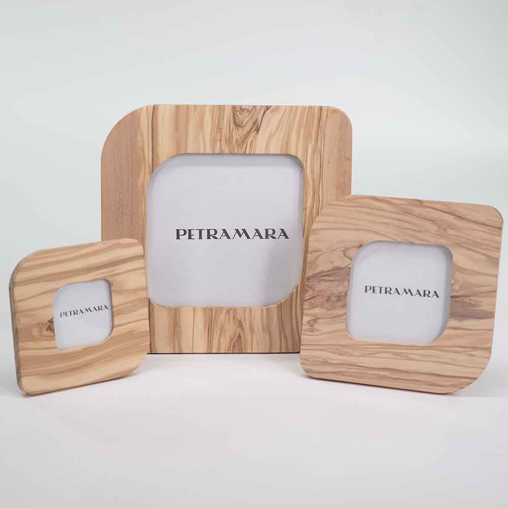 Tre modelli di portafoto in legno d'ulivo, disposti per confronto tra grande, medio e piccolo.