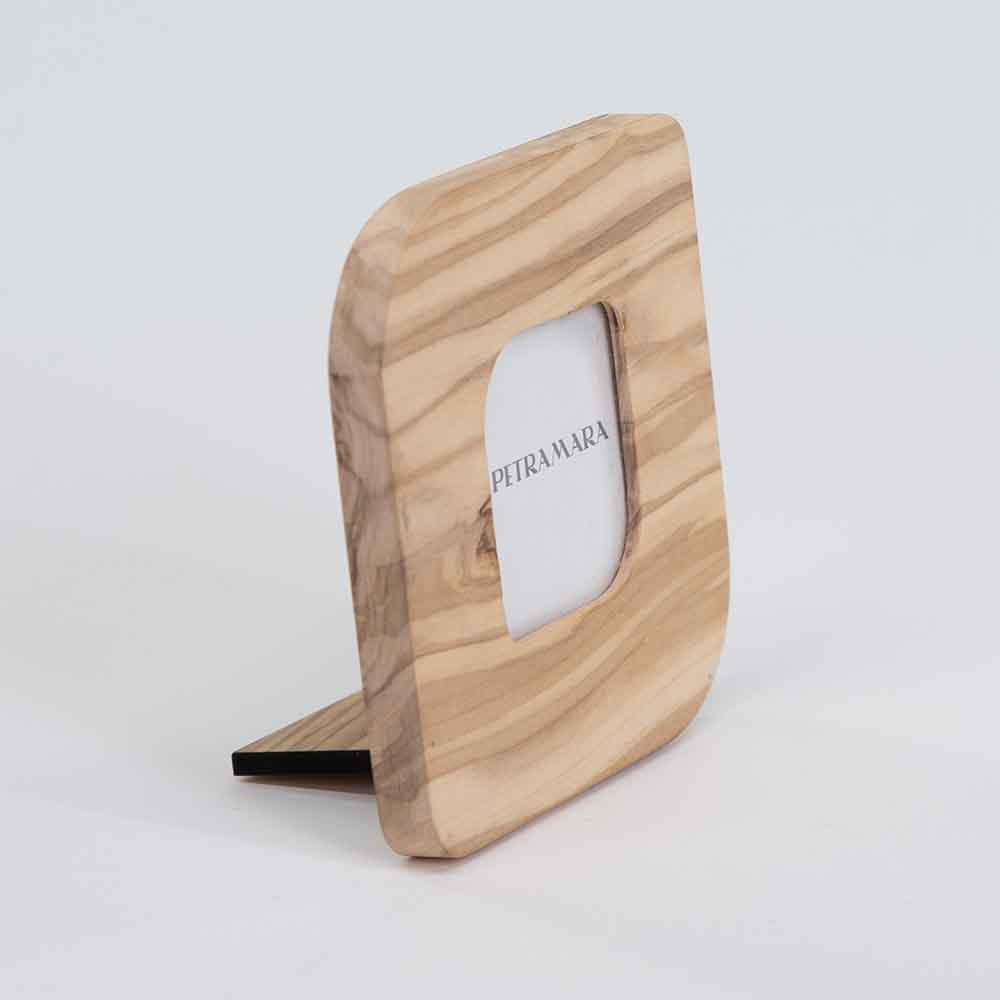 Vista laterale del portafoto piccolo in legno d'ulivo, con focus sul profilo sottile.
