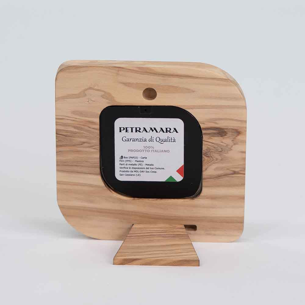 Retro del portafoto piccolo in legno d'ulivo, con supporto stabile e chiusura funzionale.