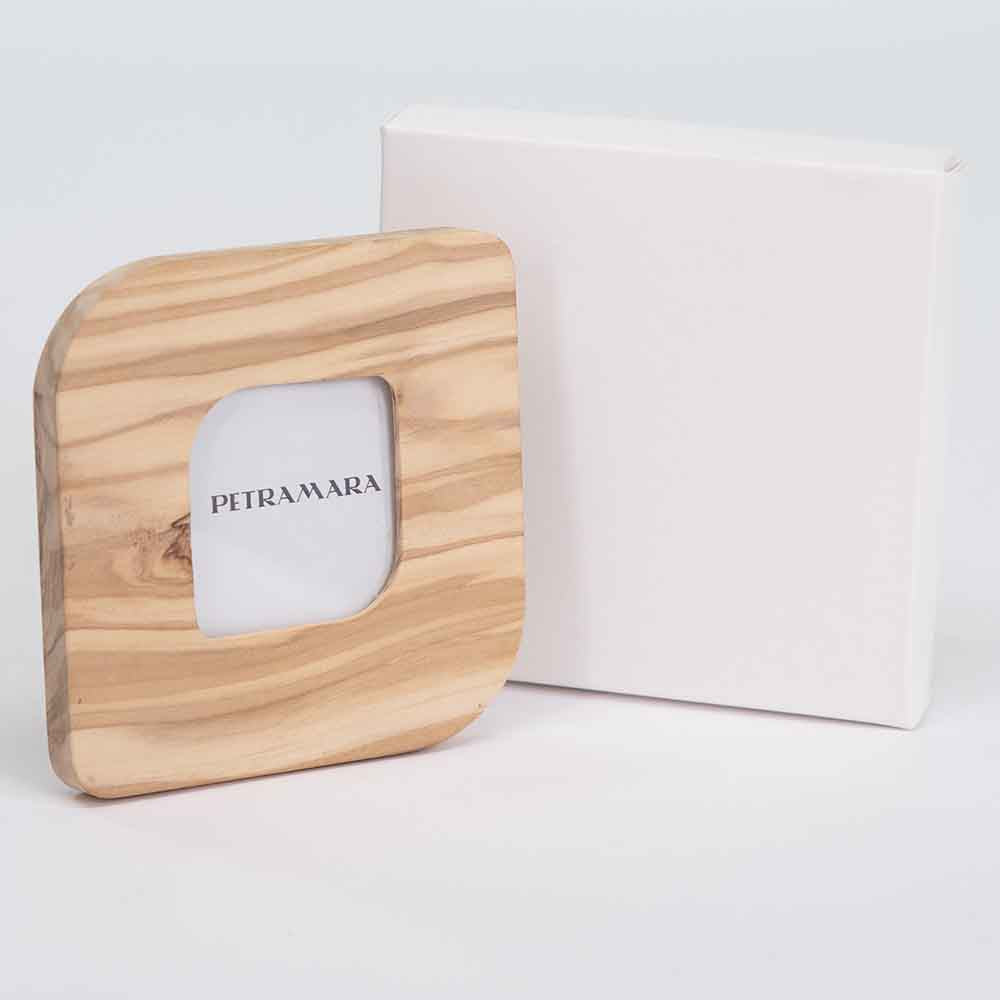 Scatola del portafoto piccolo in legno d'ulivo, mostrata in posizione verticale.