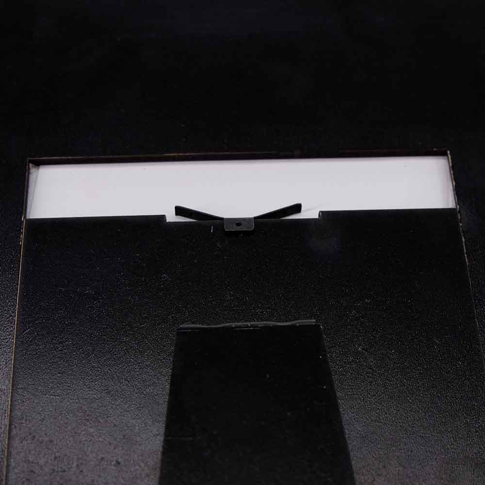 Dettaglio del meccanismo di apertura di un portafoto, evidenziando la facilità d'uso.