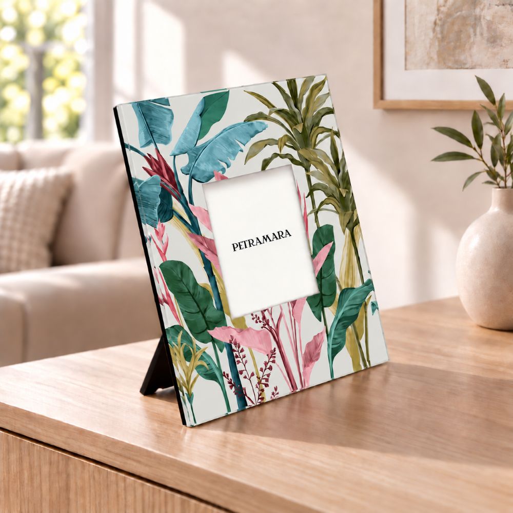 Portafoto in vetro Banana Leaves 21×21 cm, ambientato su una madia in legno in un soggiorno contemporaneo