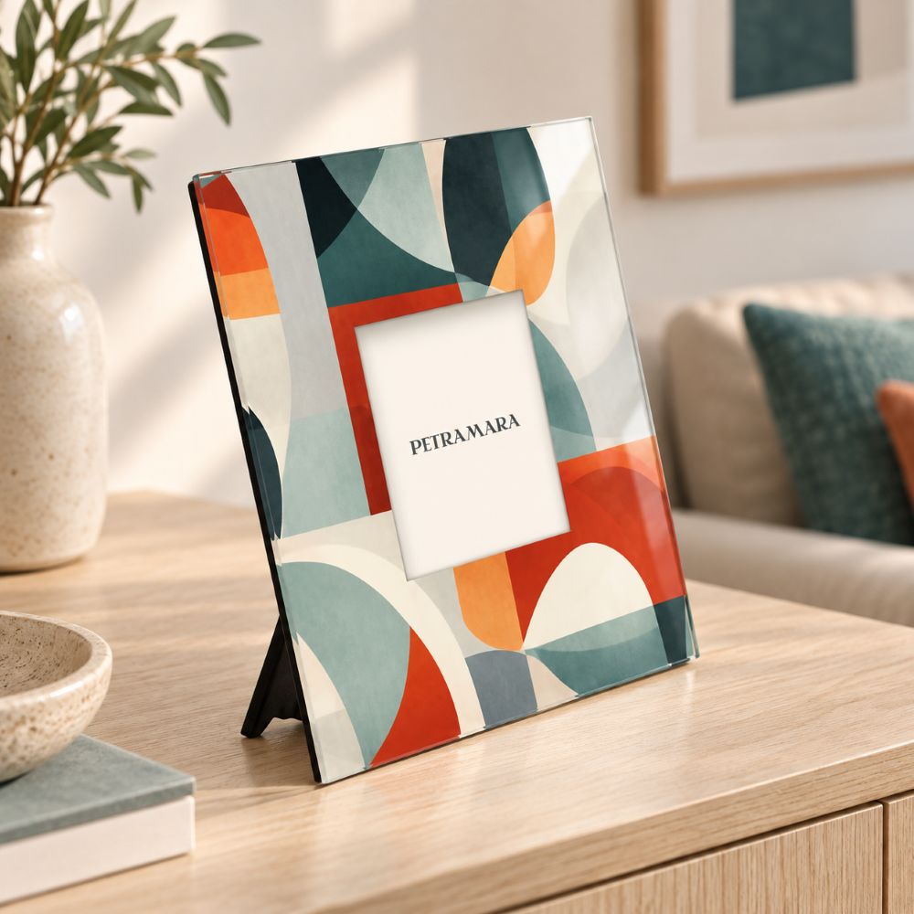 Portafoto in vetro Minimalist 21×21 cm, ambientato su una madia in legno in un soggiorno contemporaneo