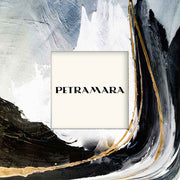 Portafoto in vetro quadrato con decoro astratto a pennellate ondulate nere, bianche e dorate, dallo stile moderno e raffinato.