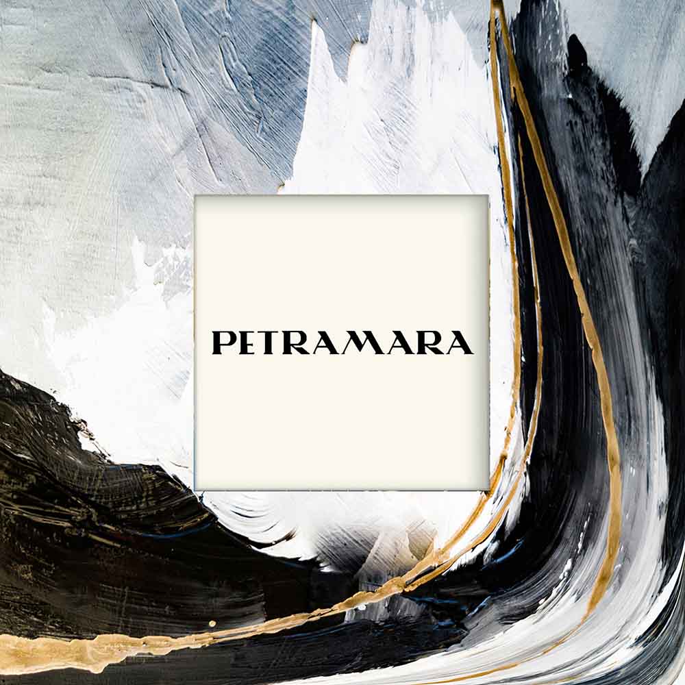 Portafoto in vetro quadrato con decoro astratto a pennellate ondulate nere, bianche e dorate, dallo stile moderno e raffinato.