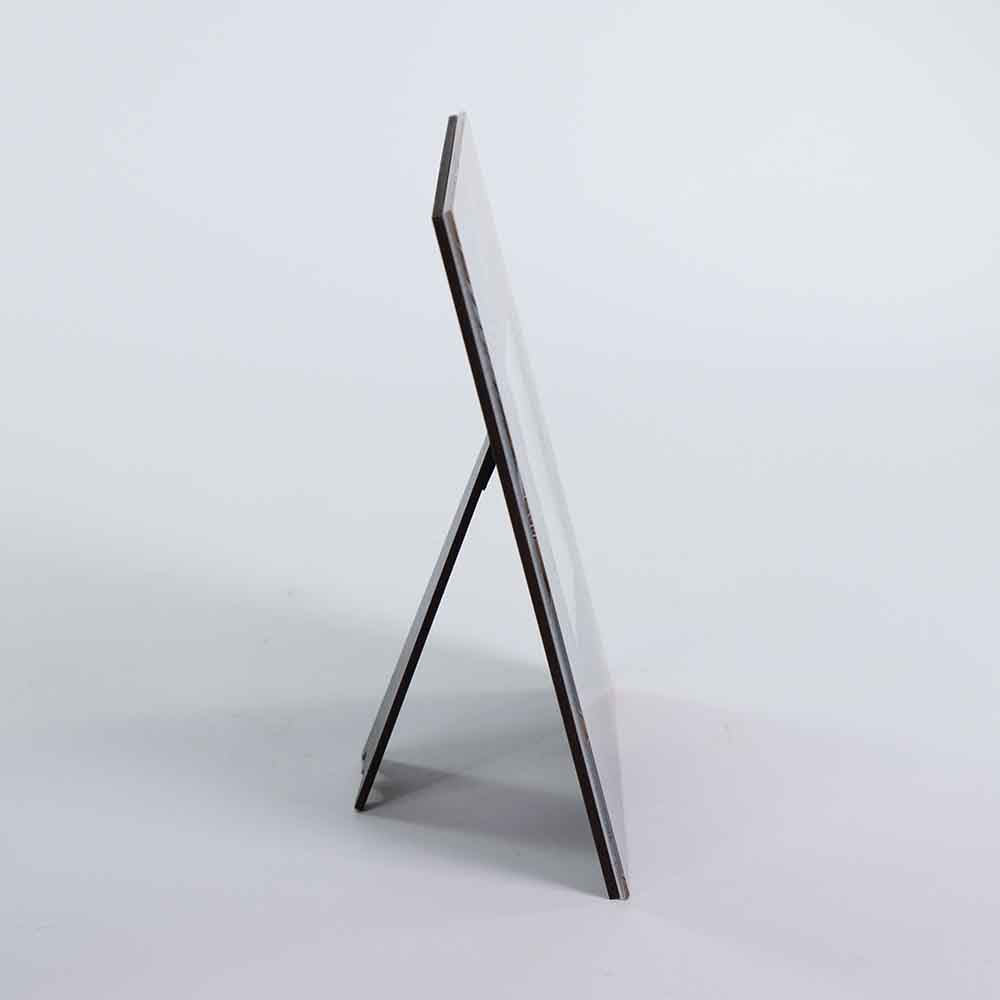 Vista laterale di un portafoto vetro quadrato, evidenziando lo spessore del materiale e il supporto posteriore.