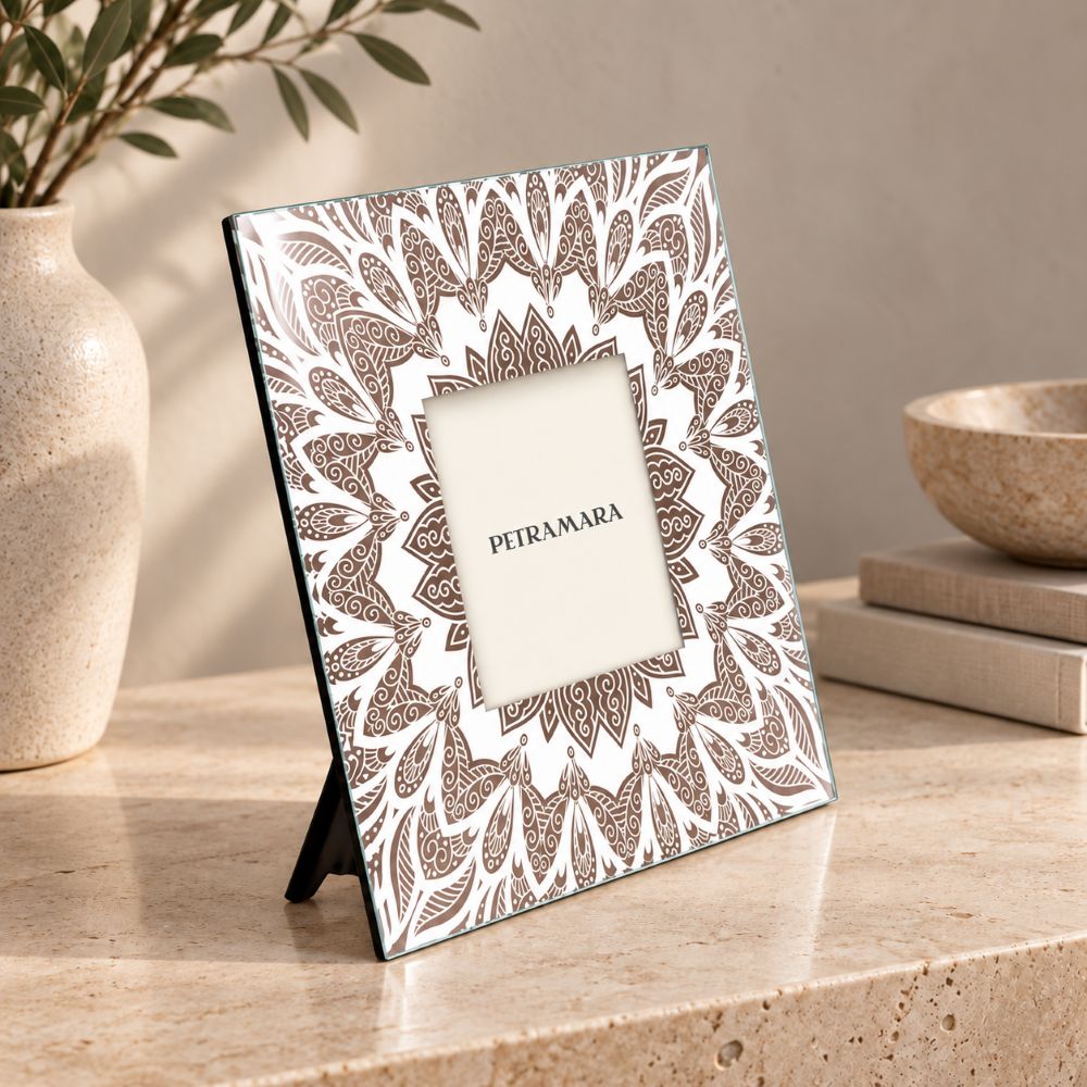 Portafoto quadrato in vetro con decoro Mandala bianco e marrone, ambientato su una consolle in travertino dal design moderno