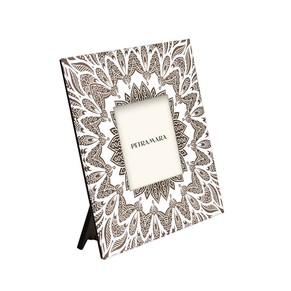 Vista laterale di un portafoto in vetro quadrato con motivo mandala, evidenziando il dettaglio della stampa.