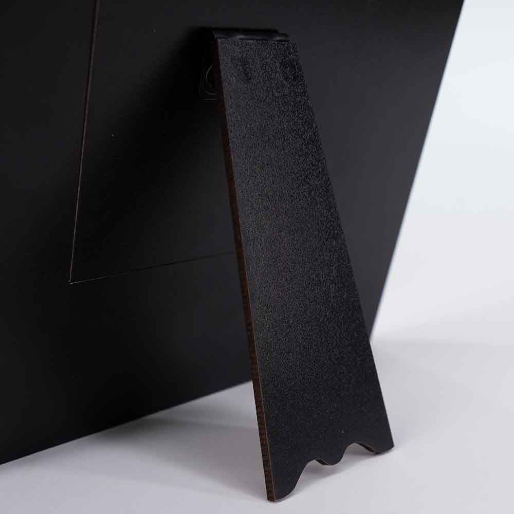 Dettaglio del supporto posteriore di un portafoto vetro quadrato, mostrando la stabilità della struttura.