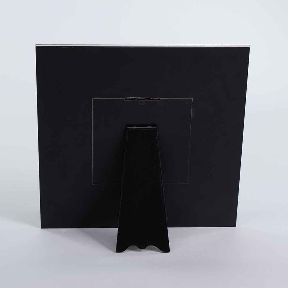 Vista posteriore di portafoto vetro quadrato, evidenziando il supporto.