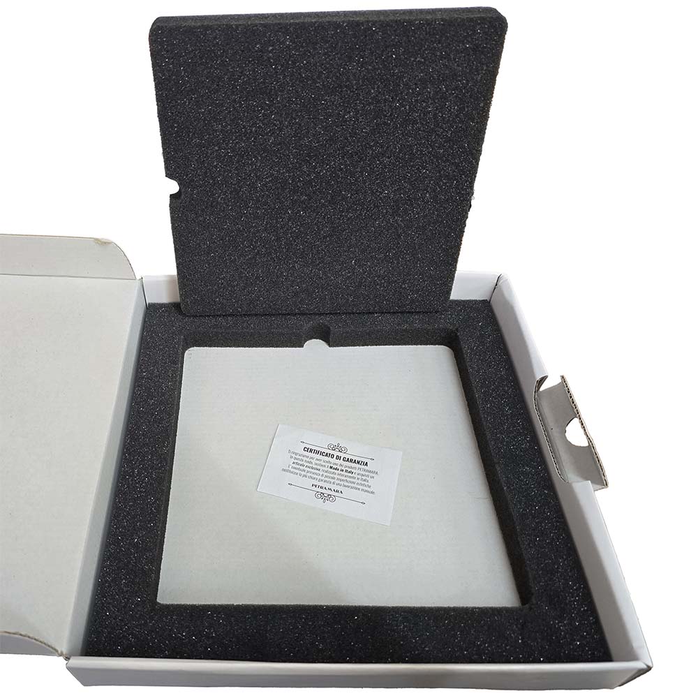 Scatola protettiva del portafoto in vetro con interno in gommapiuma antivibrazioni e certificato di garanzia incluso.