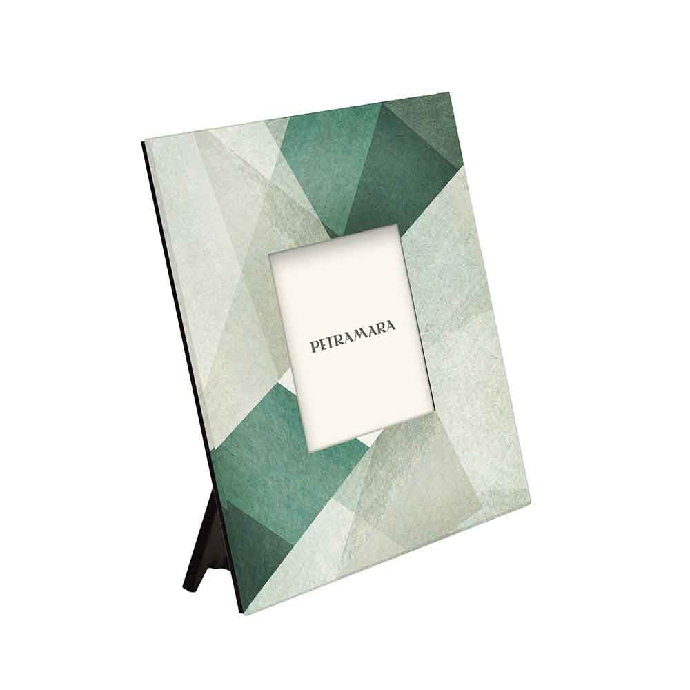 Vista laterale di portafoto vetro quadrato con motivi geometrici astratti verdi, per uno stile contemporaneo.