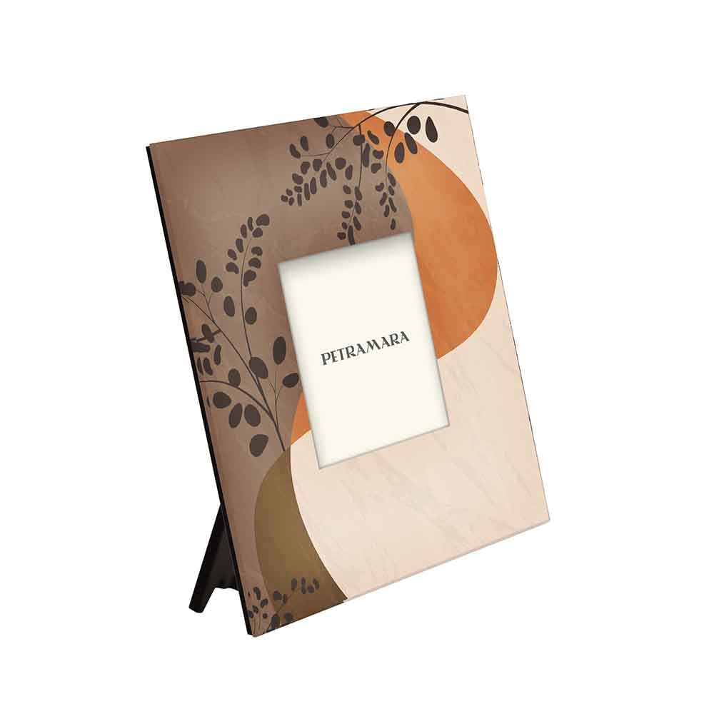 Vista laterale di portafoto vetro quadrato con motivi di rami stilizzati, per un design elegante.