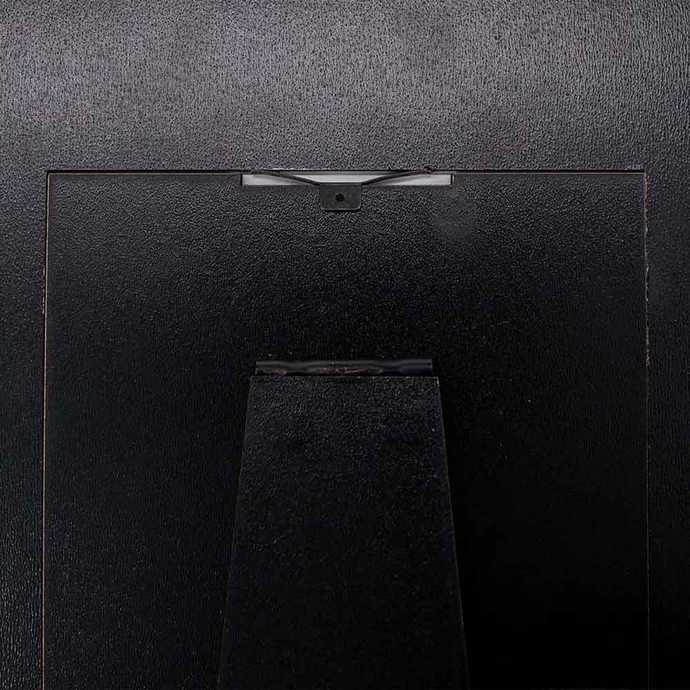 Vista posteriore di un portafoto vetro chiuso, mostrando il design pulito e il supporto posteriore.