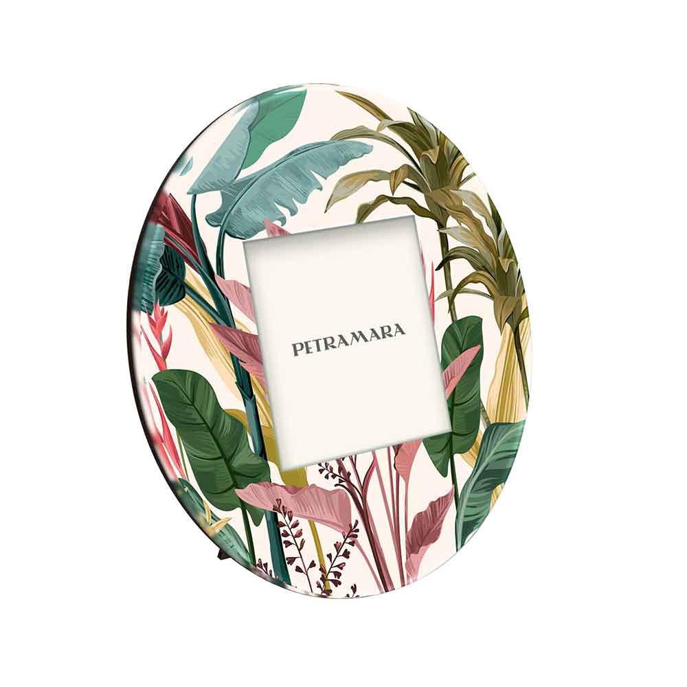 Vista laterale di portafoto vetro rotondo con stampa di foglie di banano, stile tropicale raffinato.