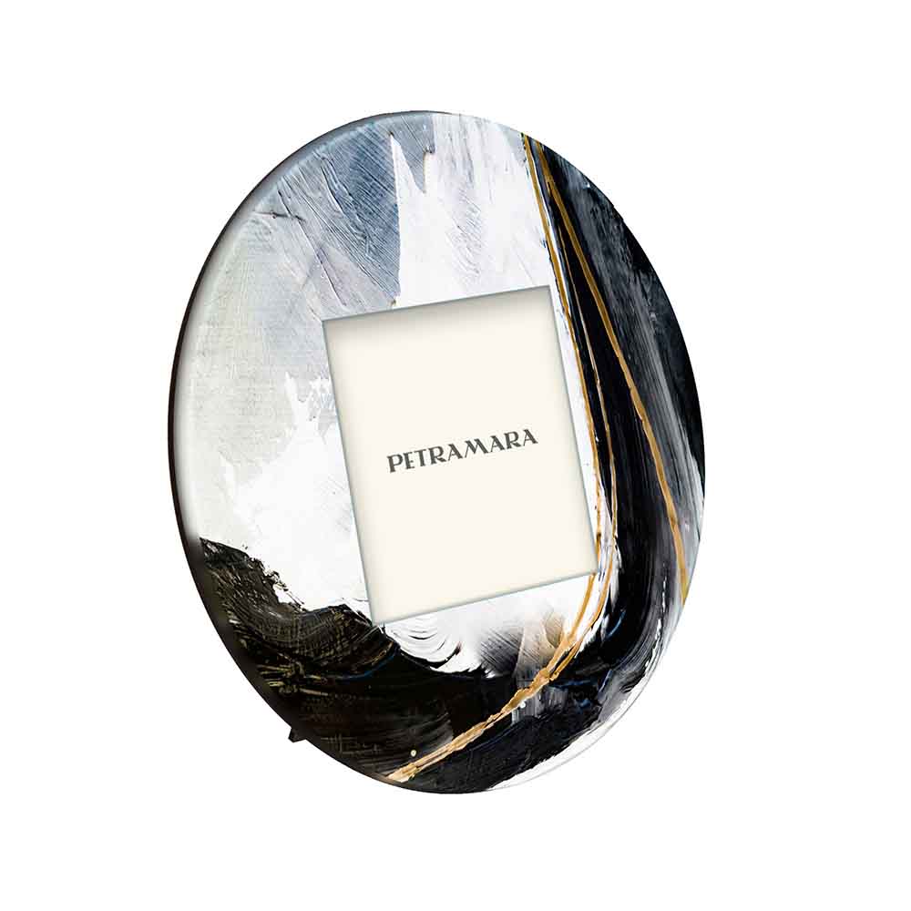 Portafoto rotondo in vetro visto lateralmente con motivo moderno a onde astratte in nero, bianco e oro, dall'effetto elegante e dinamico.