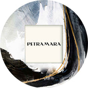 Portafoto rotondo in vetro con decoro astratto a pennellate nere, bianche e oro, che creano onde dal design contemporaneo e sofisticato.