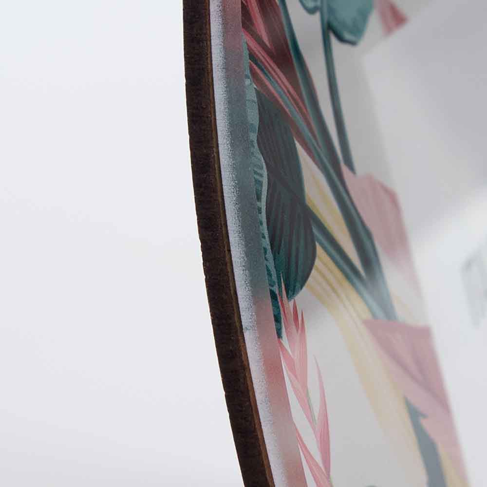 Portafoto vetro tondo visto da vicino, mettendo in risalto i dettagli della decorazione stampata e la qualità dei materiali usati.