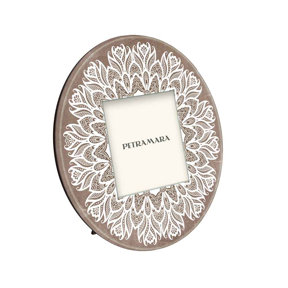 Vista laterale di portafoto vetro rotondo con motivo mandala, dettaglio decorativo artistico e raffinato.