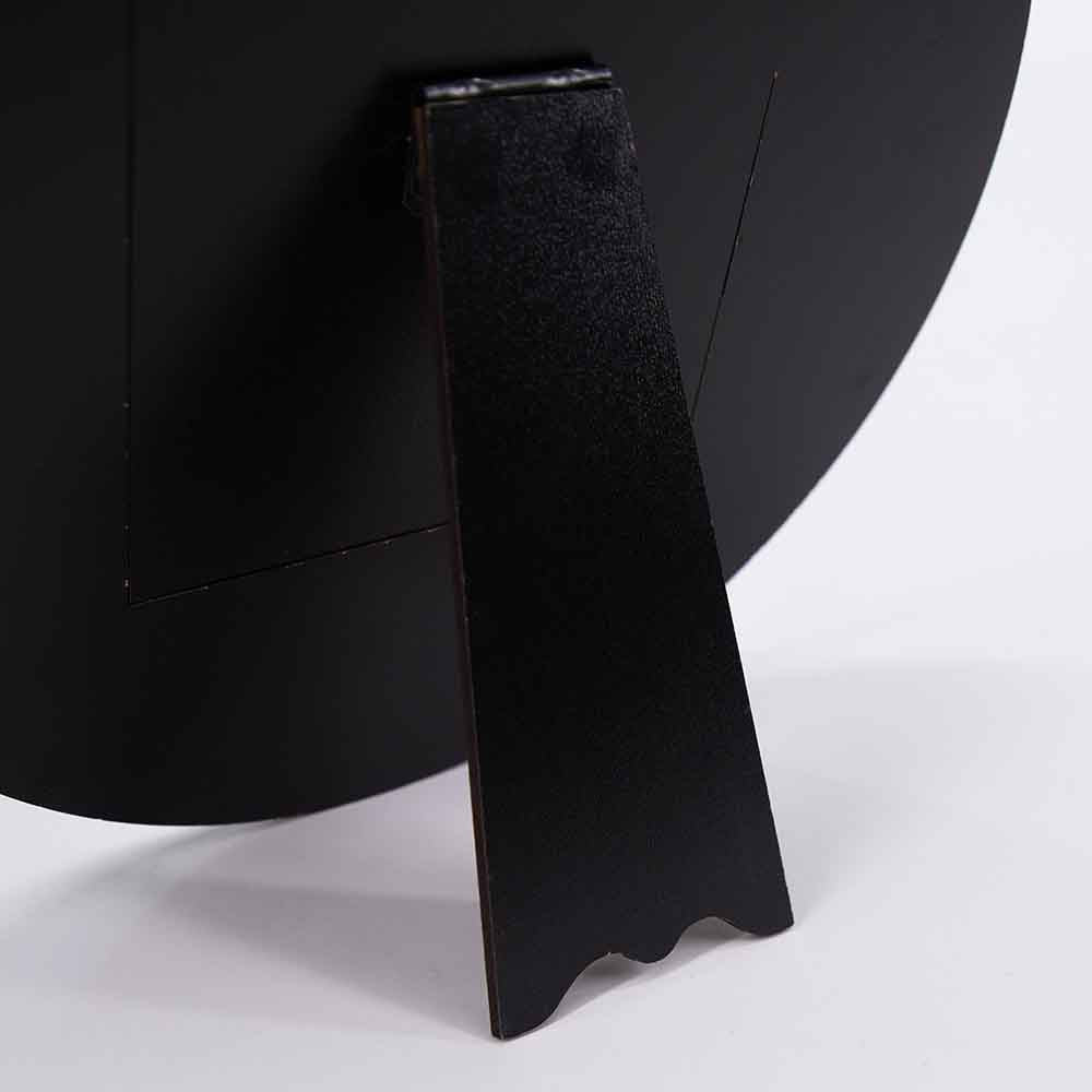 Dettaglio del supporto posteriore di un portafoto vetro rotondo, mostrando la stabilità della struttura.