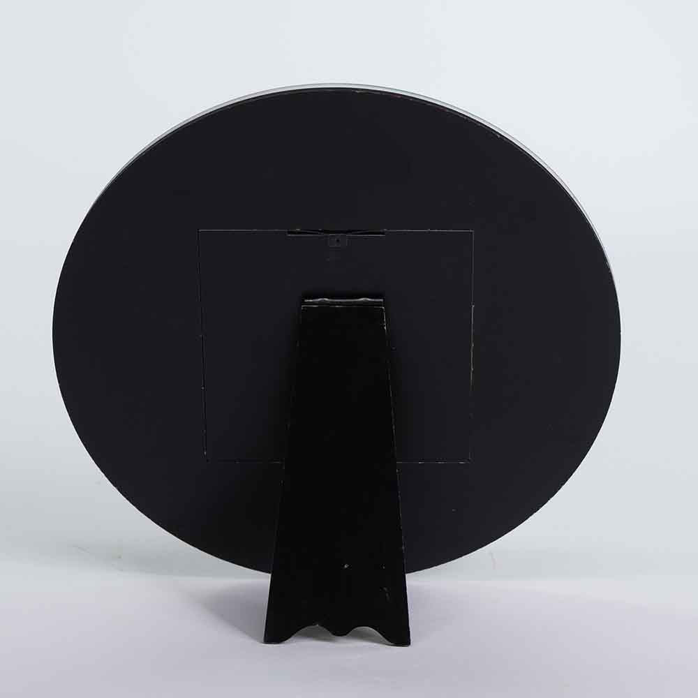 Vista posteriore di portafoto vetro rotondo, evidenziando il supporto e il sistema di fissaggio della foto.