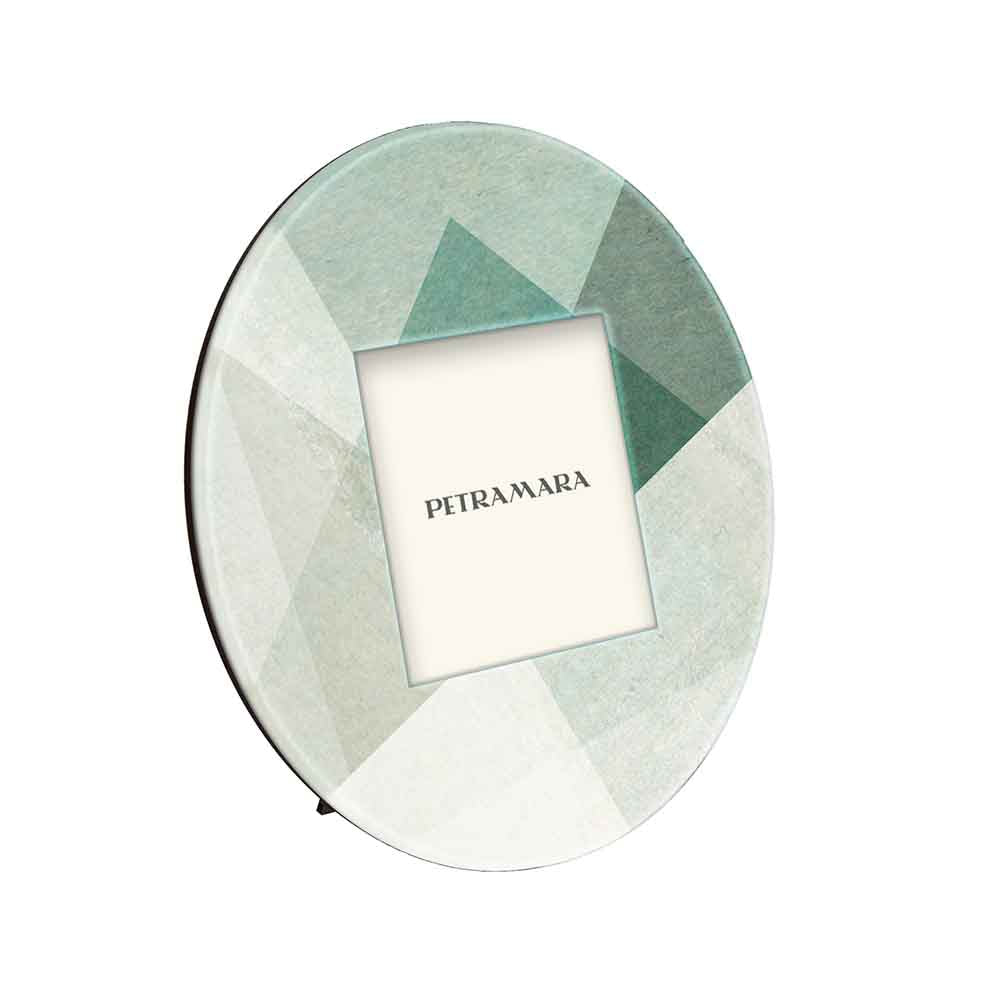 Vista laterale di portafoto vetro rotondo con motivi geometrici astratti, per uno stile contemporaneo.