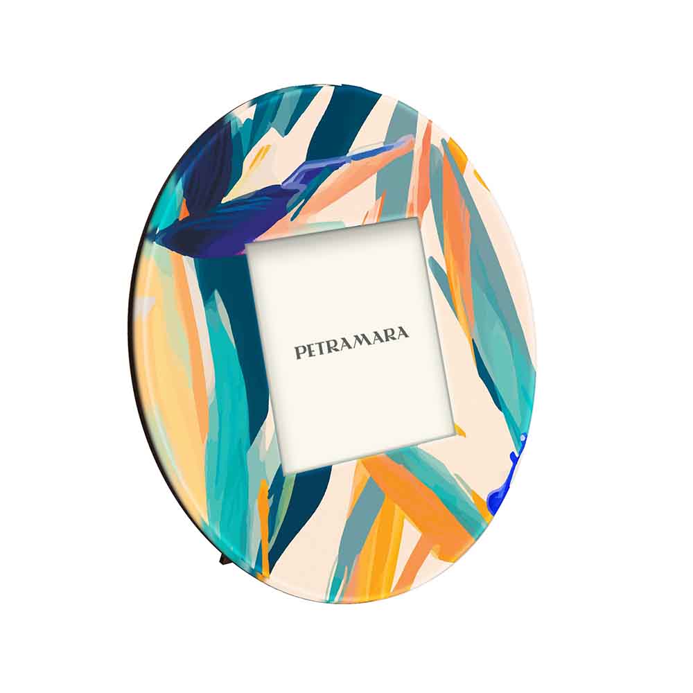 Vista laterale di portafoto vetro rotondo con fiori di sterlizia, evidenziando il dettaglio della stampa.