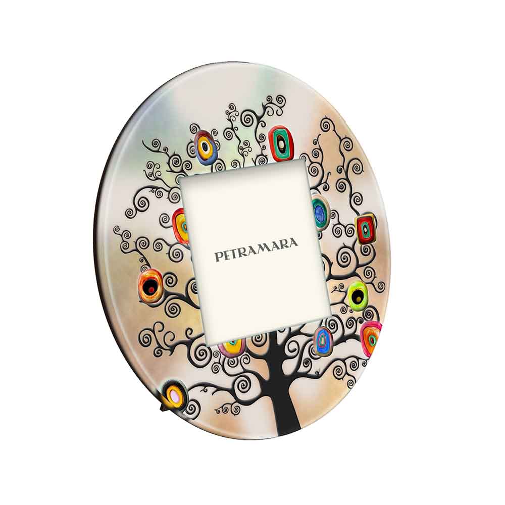 Vista laterale di portafoto vetro rotondo con la stilizzazione dell’albero della vita, ne esalta la prospettiva.