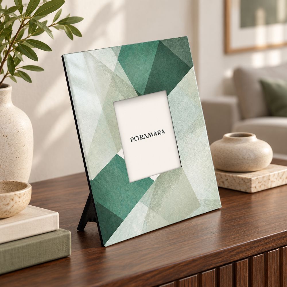 Portafoto in vetro Shapes 21×21 cm senza fotografia, ambientato su una madia in legno in un soggiorno moderno