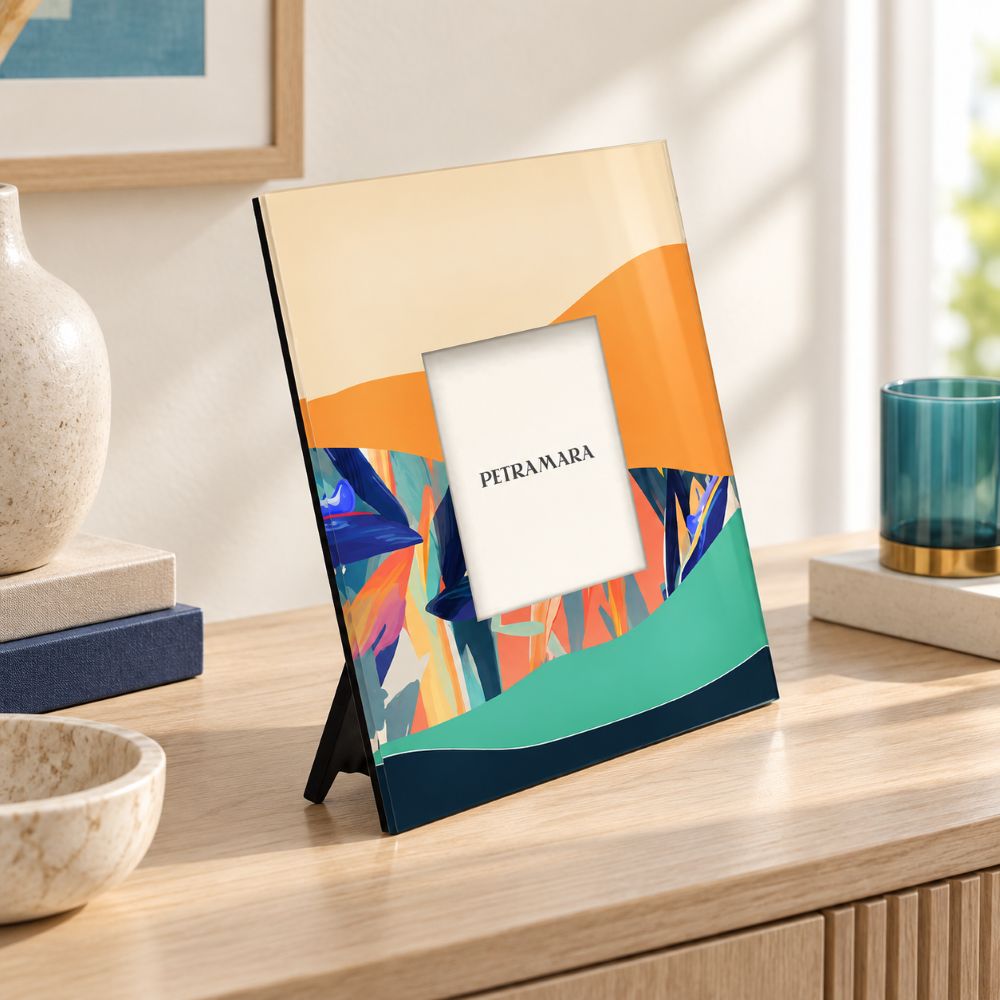 Portafoto in vetro Strelitzia Flowers 21×21 cm, ambientato su una madia in un soggiorno luminoso