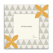 Portafoto in legno "Fiori e Trame Verde" - Design Geometrico Triangolare con Fiori Gialli