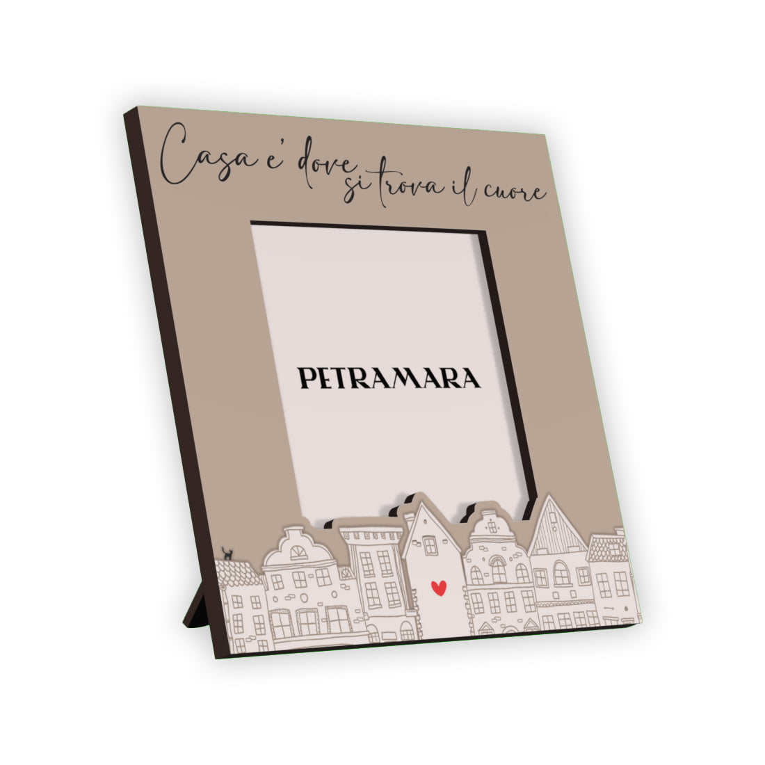 Portafoto in legno color tortora vista laterale con scritta corsiva "Casa è dove si trova il cuore", borgo europeo illustrato e cuoricino rosso